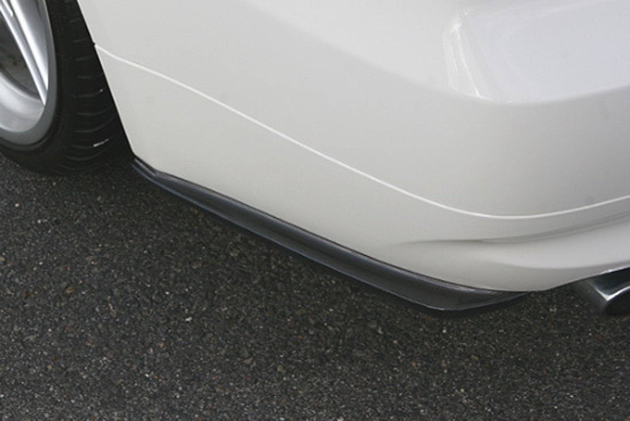 CHARGE SPEED 2005-2008 BMW E90 3-SERIES SEDAN BOTTOM LINE FRP REAR CAPS