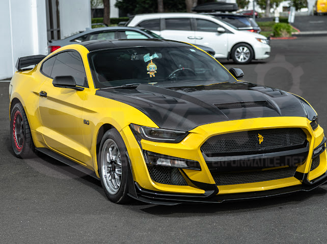2015-2017 FORD MUSTANG S550 | TERMINATOR STYLE CARBON FIBER FRONT AIR VENTED HOOD