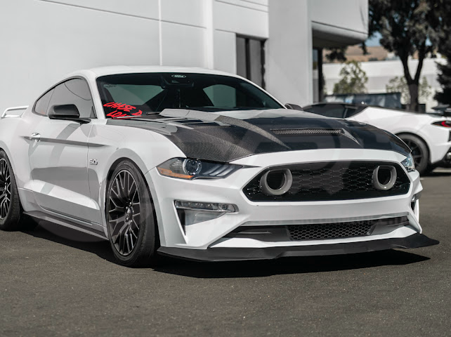 2018-2023 FORD MUSTANG S550 | TERMINATOR STYLE CARBON FIBER FRONT AIR VENTED HOOD